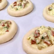 Mini pizze ricche: fantastiche per un aperitivo con gli amici