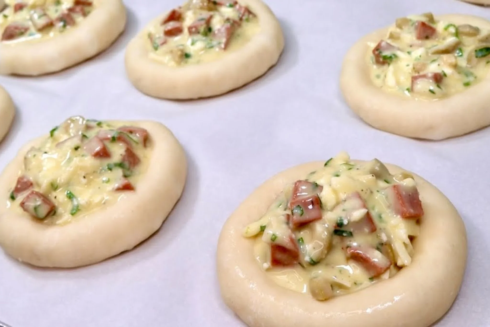 Mini pizze ricche: fantastiche per un aperitivo con gli amici