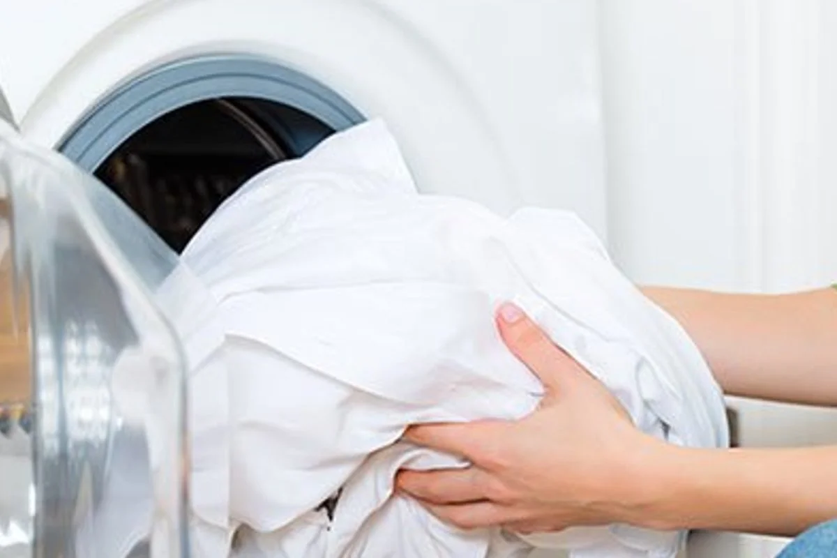 L’astuce de la taie d’oreiller dans la machine à laver, pour un linge plus propre, mais pas que !