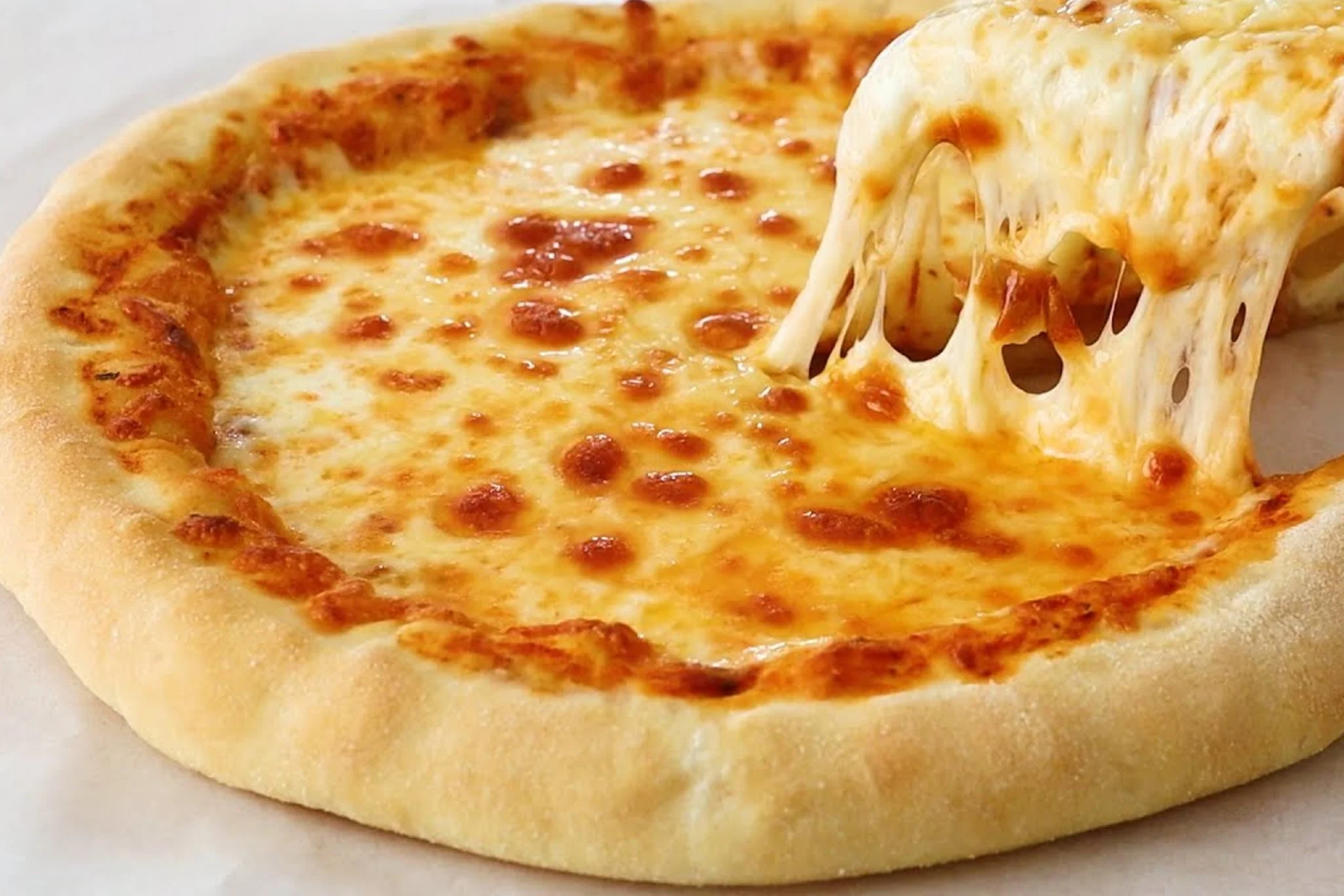 Pizza al doppio formaggio: un unico impasto per un’esplosione di gusto!