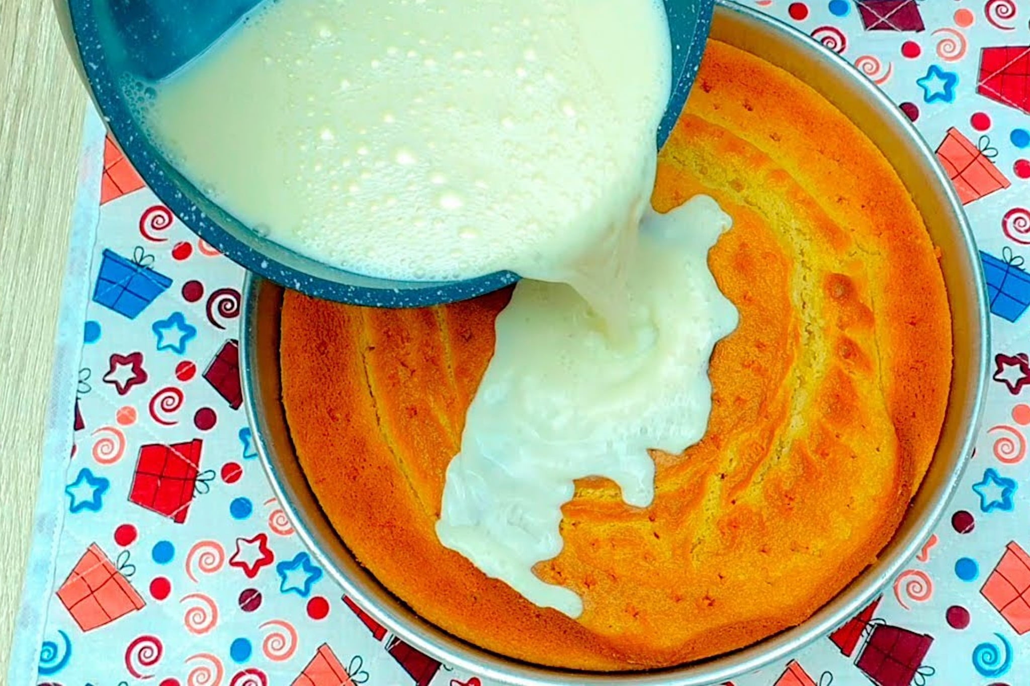 Ciambellone glassato al latte: una nuvola di candida golosità.