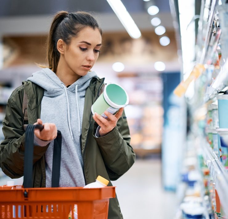 TOGLI LA PUZZA DALL’ASPIRAPOLVERE E PROFUMA LA CASA CON QUESTI TRUCCHI VELOCI Di Rosanna Guasco -Gen 19, 202365 aspirapolvere-puzza Di solito l’aspirapolvere è un mezzo molto economico e alquanto efficace per spargere un buon profumo in casa, ma quando inizia a puzzare? Talvolta, infatti, può capitare che l’accumulo di polvere, di briciole o di materiale organico che vanno a finire nel sacchetto provocano cattivi odori. Per fortuna esistono delle soluzioni semplici e veloci per togliere la puzza e profumare la casa con l’aspirapolvere! Cosa scoprirai? 1 Per togliere la puzza 2 Profuma tutta la casa 2.1 Agrumi 2.2 Oli essenziali 2.3 Alloro 2.4 Lavanda 2.5 Borotalco Per togliere la puzza Non possiamo pensare di profumare la casa attraverso l’aspirapolvere se prima non mandiamo mia i cattivi odori dal suo interno. In generale è bene controllare che non debba essere cambiato il sacchetto poiché solitamente la troppa polvere e i troppi residui non fanno “respirare” l’elettrodomestico e gli odori si accumulano. A tal proposito è consigliabile metterne uno nuovo, ma se il problema non è il sacchetto? Beh, allora non dovrete far altro che mettere 2 cucchiai di bicarbonato di sodio nel sacchetto e passare normalmente l’aspirapolvere. Con il passare del tempo il bicarbonato assorbirà tutta la puzza finché non la sentirete più e la casa non puzzerà! Profuma tutta la casa Ora che abbiamo capito quale trucchetto usare al fine di mandare via la puzza, vediamo quali sono i rimedi della Nonna per profumare tutta la casa! Di seguito sono riportati gli ingredienti più gettonati che, una volta messi nel sacchetto, inebrieranno la casa con il loro splendido aroma. Non vi resta che scegliere quello che fa per voi! Abbiamo anche preparato un video con diversi metodi, sperando possa esservi utile: Agrumi Iniziamo con il fresco profumo degli agrumi, quello che non tramonta mai e di cui non si può fare a meno! Se lo volete usare nell’aspirapolvere dovrete soltanto mettere delle bucce ben essiccate nel sacchetto e lasciare che l’aroma di sparga in tutta la casa! Ricordate, quando tagliate le bucce, che la parte bianca deve essere rimossa del tutto e che non ci siano parti ancora “fresche” altrimenti non solo non avrete l’odore desiderato, ma si formerà anche la muffa. Oli essenziali Gli oli essenziali sono sempre un modo semplice e veloce di diffondere un profumo in qualsiasi zona in poco tempo e senza troppa fatica. Naturalmente non potete mettere le gocce direttamente nel sacchetto, potreste farlo in caso di aspirapolvere con il serbatoio ad acqua. Ebbene, nel caso del sacchetto vi basterà mettere qualche goccia su un batuffolo d’ovatta o su un disco di cotone. Ricordate di non aspirarlo, ma di aprire il sacchetto e metterlo direttamente all’interno. Alloro Una pianta le quali foglie non mancano mai in casa è l’alloro! Fresco, profumato, rilassante, l’alloro rappresenta un odore perfetto da diffondere nell’ambiente in modo economico e veloce! Inoltre, se usato nell’aspirapolvere, vi aiuterà anche a contrastare i cattivi odori che si potrebbero riformare. Vi basterà semplicemente spezzettare 5 o 6 foglie d’alloro nel sacchetto ed ecco che avrete la soluzione perfetta e adatta a voi! Lavanda Sempre in tema di piante che emanano un odore fantastico, non possiamo fare a meno di menzionare anche la lavanda! Proprio come l’alloro, anche questa ha il primato tra i profumi naturali che si vogliono diffondere nell’ambiente. Per tale ragione vi basterà aspirare qualche fiorellino di lavanda essiccato oppure mettere direttamente un rametto nel sacco dell’aspirapolvere. Nel caso in cui non abbiate la pianta, ma soltanto gli oli essenziali, procedete secondo quanto descritto nel paragrafo dedicato. Borotalco Concludiamo i trucchetti per profumare la casa con l’aspirapolvere vedendo come usare il borotalco! Tra le sue funzionalità il borotalco è fantastico perché possiede un odore fantastico da poter avere in ogni stanza. Vi basterà, infatti, mettere 1 cucchiaio di prodotto a terra e aspirarlo, in questo modo ogni volta che userete l’elettrodomestico avvertirete questo profumo inebriante!