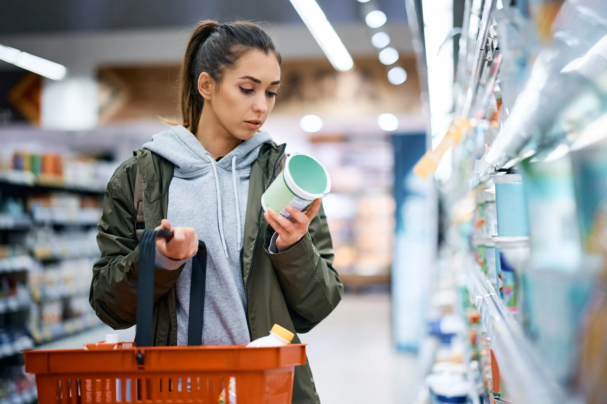 TOGLI LA PUZZA DALL’ASPIRAPOLVERE E PROFUMA LA CASA CON QUESTI TRUCCHI VELOCI Di Rosanna Guasco -Gen 19, 202365 aspirapolvere-puzza Di solito l’aspirapolvere è un mezzo molto economico e alquanto efficace per spargere un buon profumo in casa, ma quando inizia a puzzare? Talvolta, infatti, può capitare che l’accumulo di polvere, di briciole o di materiale organico che vanno a finire nel sacchetto provocano cattivi odori. Per fortuna esistono delle soluzioni semplici e veloci per togliere la puzza e profumare la casa con l’aspirapolvere! Cosa scoprirai? 1 Per togliere la puzza 2 Profuma tutta la casa 2.1 Agrumi 2.2 Oli essenziali 2.3 Alloro 2.4 Lavanda 2.5 Borotalco Per togliere la puzza Non possiamo pensare di profumare la casa attraverso l’aspirapolvere se prima non mandiamo mia i cattivi odori dal suo interno. In generale è bene controllare che non debba essere cambiato il sacchetto poiché solitamente la troppa polvere e i troppi residui non fanno “respirare” l’elettrodomestico e gli odori si accumulano. A tal proposito è consigliabile metterne uno nuovo, ma se il problema non è il sacchetto? Beh, allora non dovrete far altro che mettere 2 cucchiai di bicarbonato di sodio nel sacchetto e passare normalmente l’aspirapolvere. Con il passare del tempo il bicarbonato assorbirà tutta la puzza finché non la sentirete più e la casa non puzzerà! Profuma tutta la casa Ora che abbiamo capito quale trucchetto usare al fine di mandare via la puzza, vediamo quali sono i rimedi della Nonna per profumare tutta la casa! Di seguito sono riportati gli ingredienti più gettonati che, una volta messi nel sacchetto, inebrieranno la casa con il loro splendido aroma. Non vi resta che scegliere quello che fa per voi! Abbiamo anche preparato un video con diversi metodi, sperando possa esservi utile: Agrumi Iniziamo con il fresco profumo degli agrumi, quello che non tramonta mai e di cui non si può fare a meno! Se lo volete usare nell’aspirapolvere dovrete soltanto mettere delle bucce ben essiccate nel sacchetto e lasciare che l’aroma di sparga in tutta la casa! Ricordate, quando tagliate le bucce, che la parte bianca deve essere rimossa del tutto e che non ci siano parti ancora “fresche” altrimenti non solo non avrete l’odore desiderato, ma si formerà anche la muffa. Oli essenziali Gli oli essenziali sono sempre un modo semplice e veloce di diffondere un profumo in qualsiasi zona in poco tempo e senza troppa fatica. Naturalmente non potete mettere le gocce direttamente nel sacchetto, potreste farlo in caso di aspirapolvere con il serbatoio ad acqua. Ebbene, nel caso del sacchetto vi basterà mettere qualche goccia su un batuffolo d’ovatta o su un disco di cotone. Ricordate di non aspirarlo, ma di aprire il sacchetto e metterlo direttamente all’interno. Alloro Una pianta le quali foglie non mancano mai in casa è l’alloro! Fresco, profumato, rilassante, l’alloro rappresenta un odore perfetto da diffondere nell’ambiente in modo economico e veloce! Inoltre, se usato nell’aspirapolvere, vi aiuterà anche a contrastare i cattivi odori che si potrebbero riformare. Vi basterà semplicemente spezzettare 5 o 6 foglie d’alloro nel sacchetto ed ecco che avrete la soluzione perfetta e adatta a voi! Lavanda Sempre in tema di piante che emanano un odore fantastico, non possiamo fare a meno di menzionare anche la lavanda! Proprio come l’alloro, anche questa ha il primato tra i profumi naturali che si vogliono diffondere nell’ambiente. Per tale ragione vi basterà aspirare qualche fiorellino di lavanda essiccato oppure mettere direttamente un rametto nel sacco dell’aspirapolvere. Nel caso in cui non abbiate la pianta, ma soltanto gli oli essenziali, procedete secondo quanto descritto nel paragrafo dedicato. Borotalco Concludiamo i trucchetti per profumare la casa con l’aspirapolvere vedendo come usare il borotalco! Tra le sue funzionalità il borotalco è fantastico perché possiede un odore fantastico da poter avere in ogni stanza. Vi basterà, infatti, mettere 1 cucchiaio di prodotto a terra e aspirarlo, in questo modo ogni volta che userete l’elettrodomestico avvertirete questo profumo inebriante!