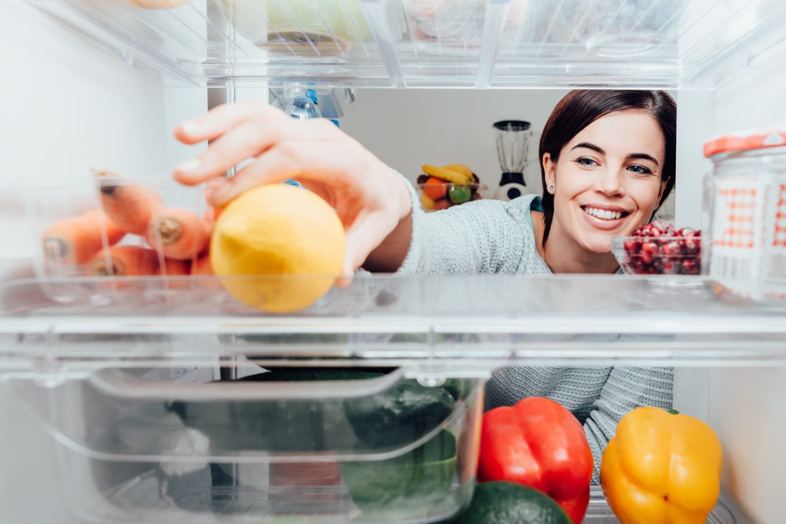 Lascia una fetta di limone in frigo tutte le sere: succederà dell’incredibile!