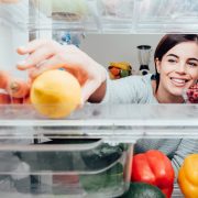 Lascia una fetta di limone in frigo tutte le sere: succederà dell’incredibile!