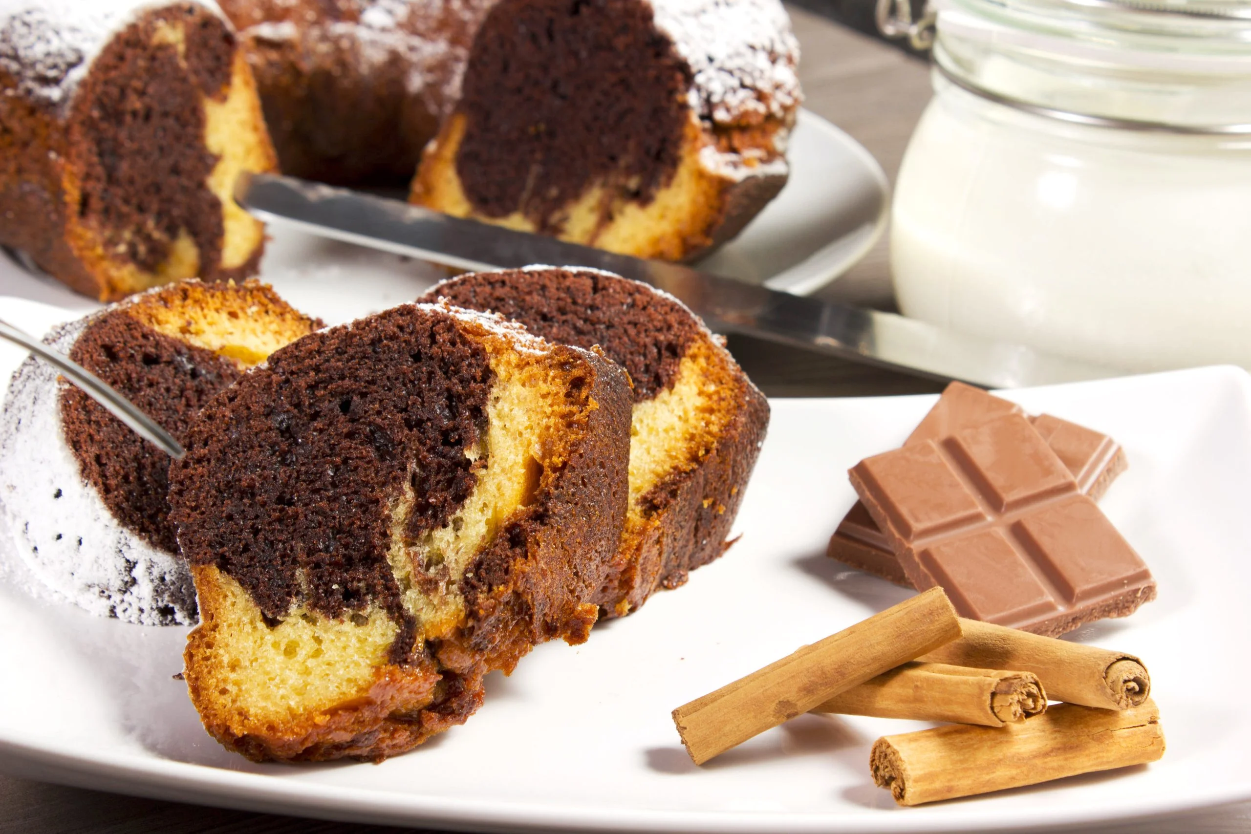 Ciambellone bicolore in 5 minuti: il migliore a colazione!