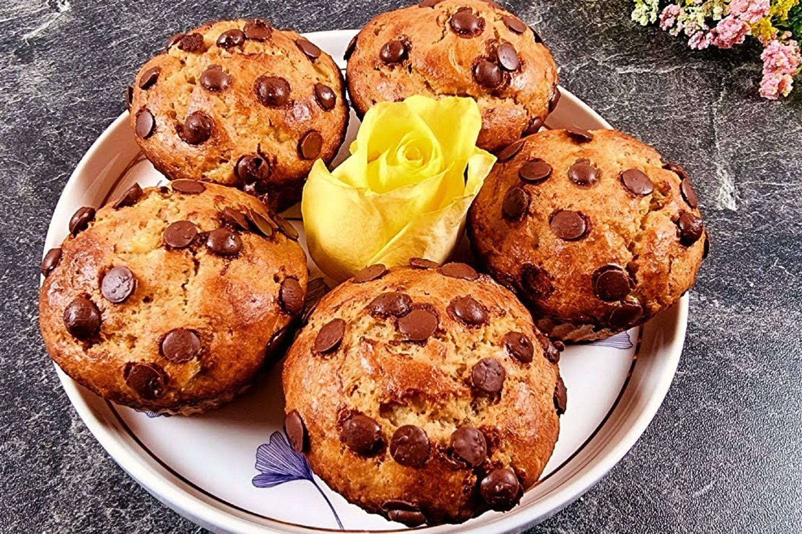 Muffin giganti banana e cioccolato: senza zucchero né burro, niente avena