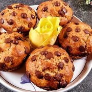 Muffin giganti banana e cioccolato: senza zucchero né burro, niente avena