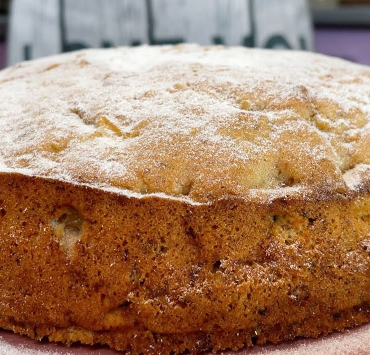 Questa torta di mele e noci vi farà innamorare perdutamente.