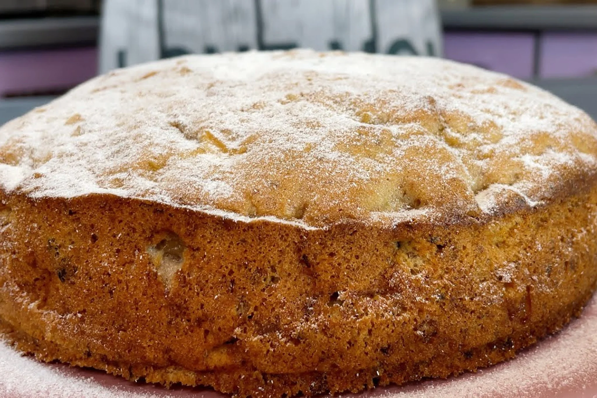 Questa torta di mele e noci vi farà innamorare perdutamente.