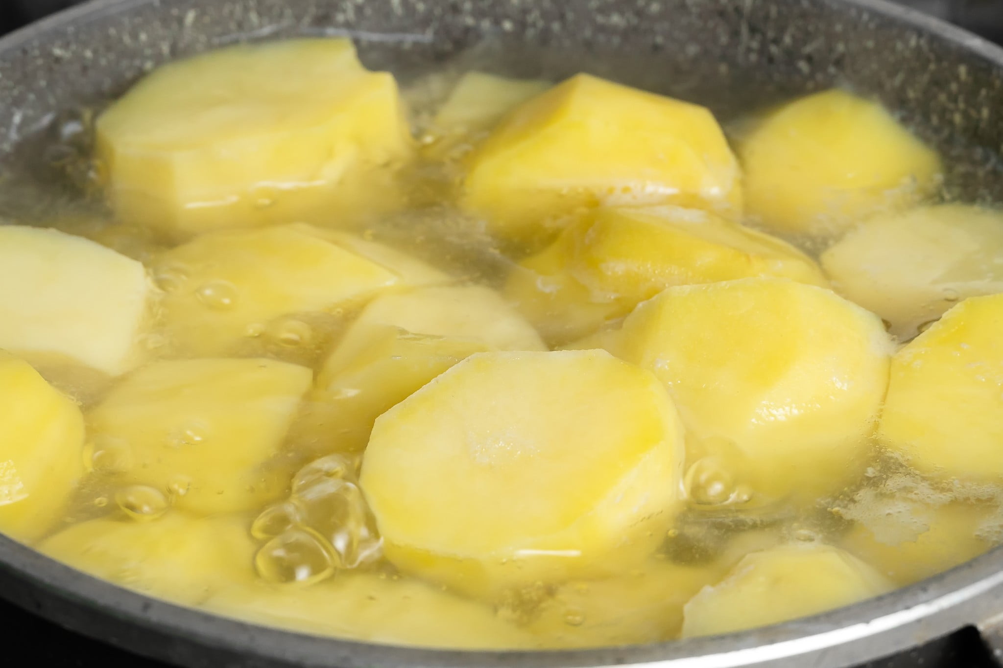 Riciclare l’acqua delle patate per pulire alcuni oggetti: la soluzione efficace zero sprechi!