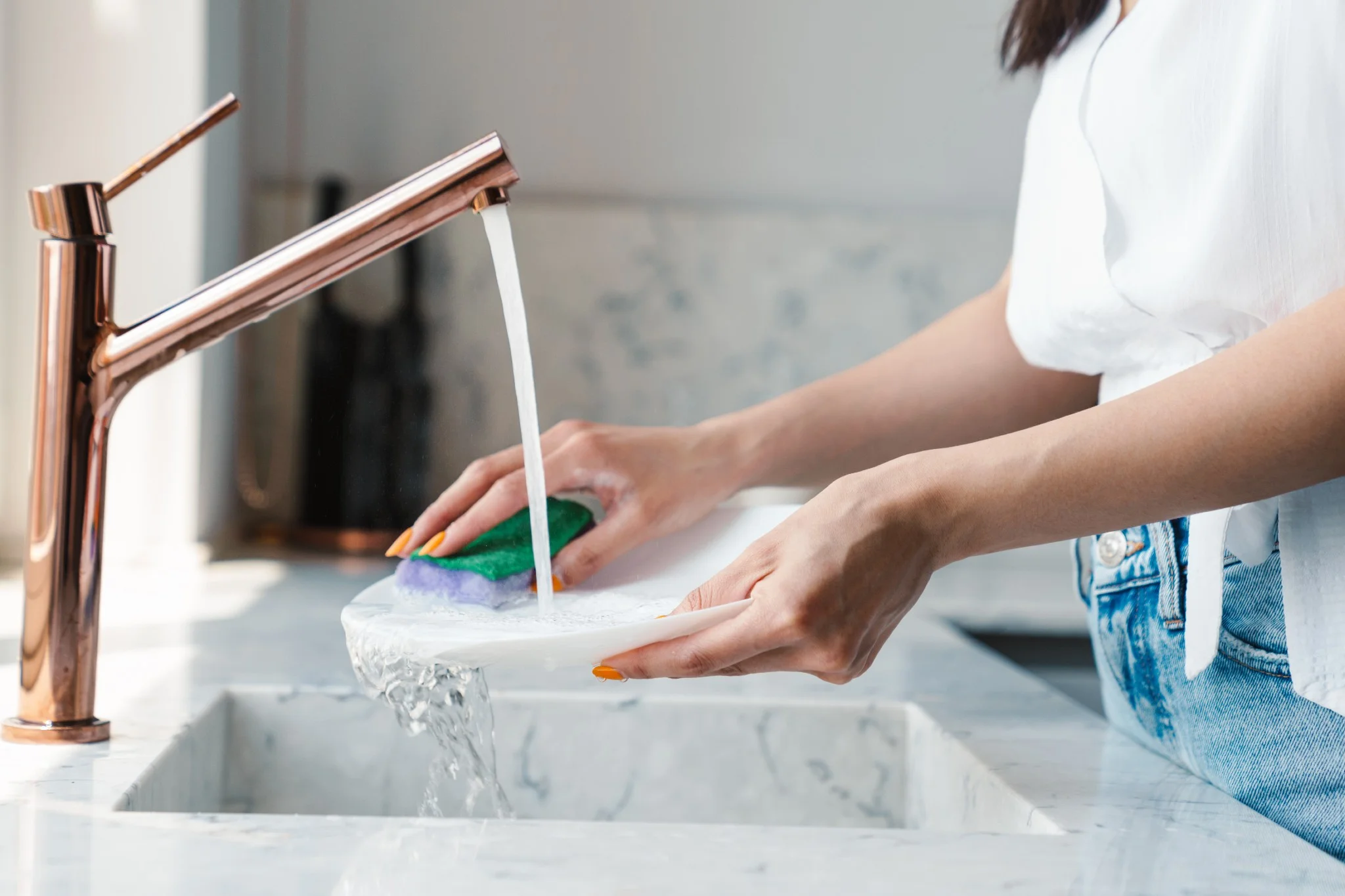 Quando lavi i piatti a mano, utilizza questo trucchetto per consumare meno acqua e meno detersivo