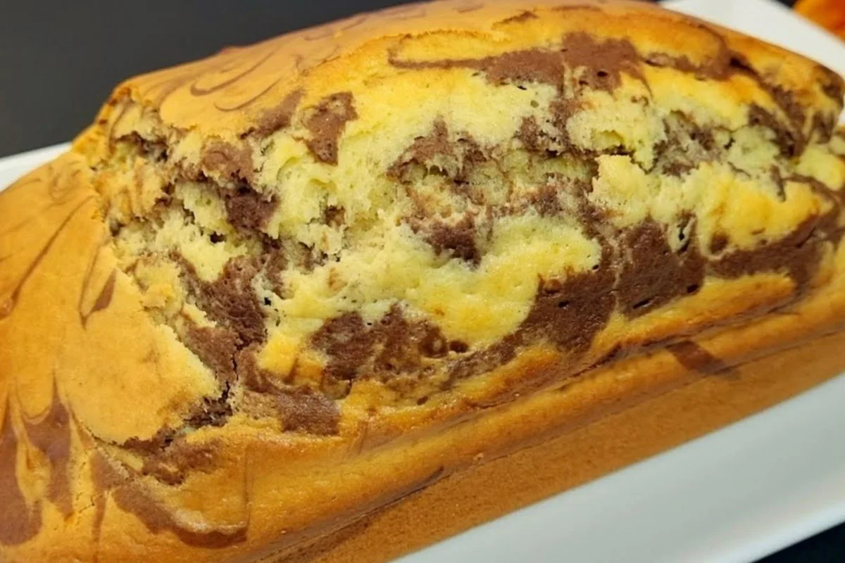 Sahne und Schokoladen-Pflaumenkuchen
