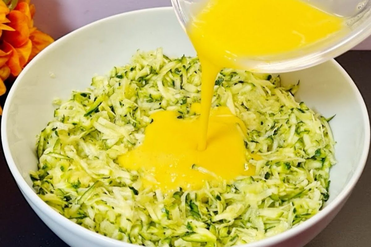 2 zucchine, 2 uova e la cena è pronta in 10 minuti con queste gustosissime omelette!