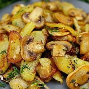 Patate saporite e funghi trifolati: il contorno che cuoce in padella