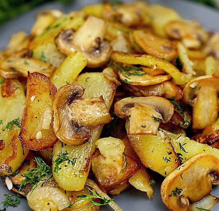 Patate saporite e funghi trifolati: il contorno che cuoce in padella