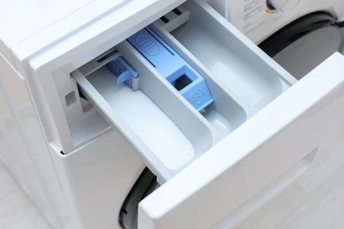 3 gouttes de shampoing dans le tiroir de la machine à laver : le secret de la lessive 