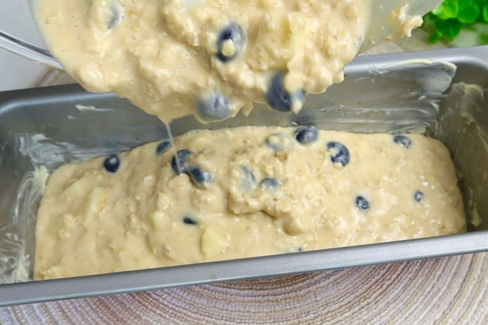 Plumcake mele e mirtilli, con farina d’avena: dietetico e goloso