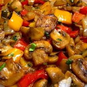 Questo piatto unico con funghi, verdure e riso è anche meglio della carne. Provatelo a cena!