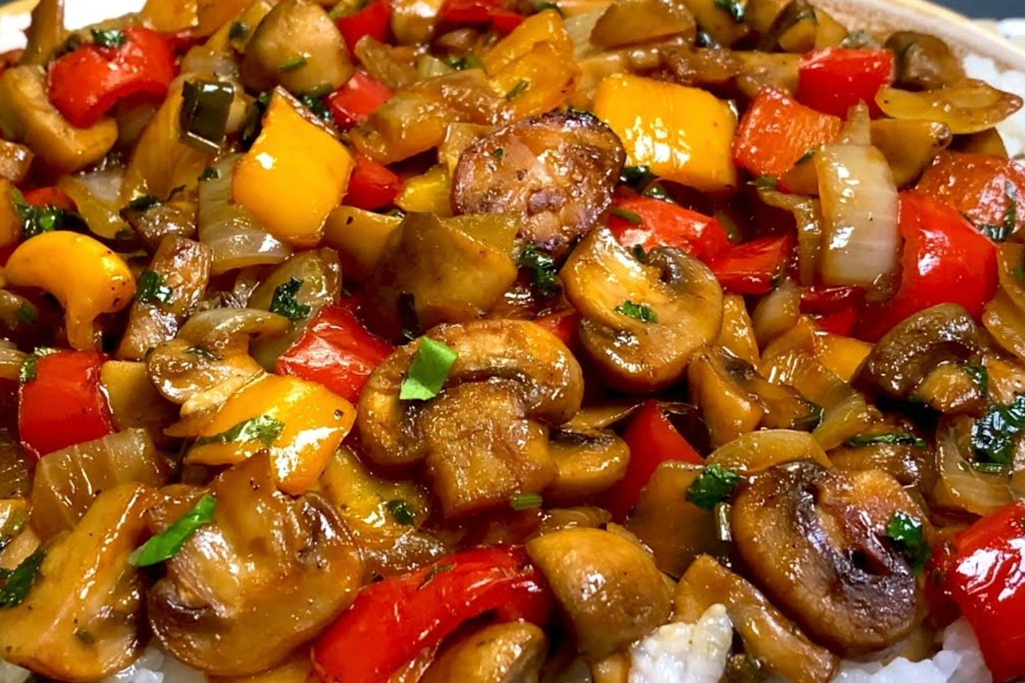 Questo piatto unico con funghi, verdure e riso è anche meglio della carne. Provatelo a cena!