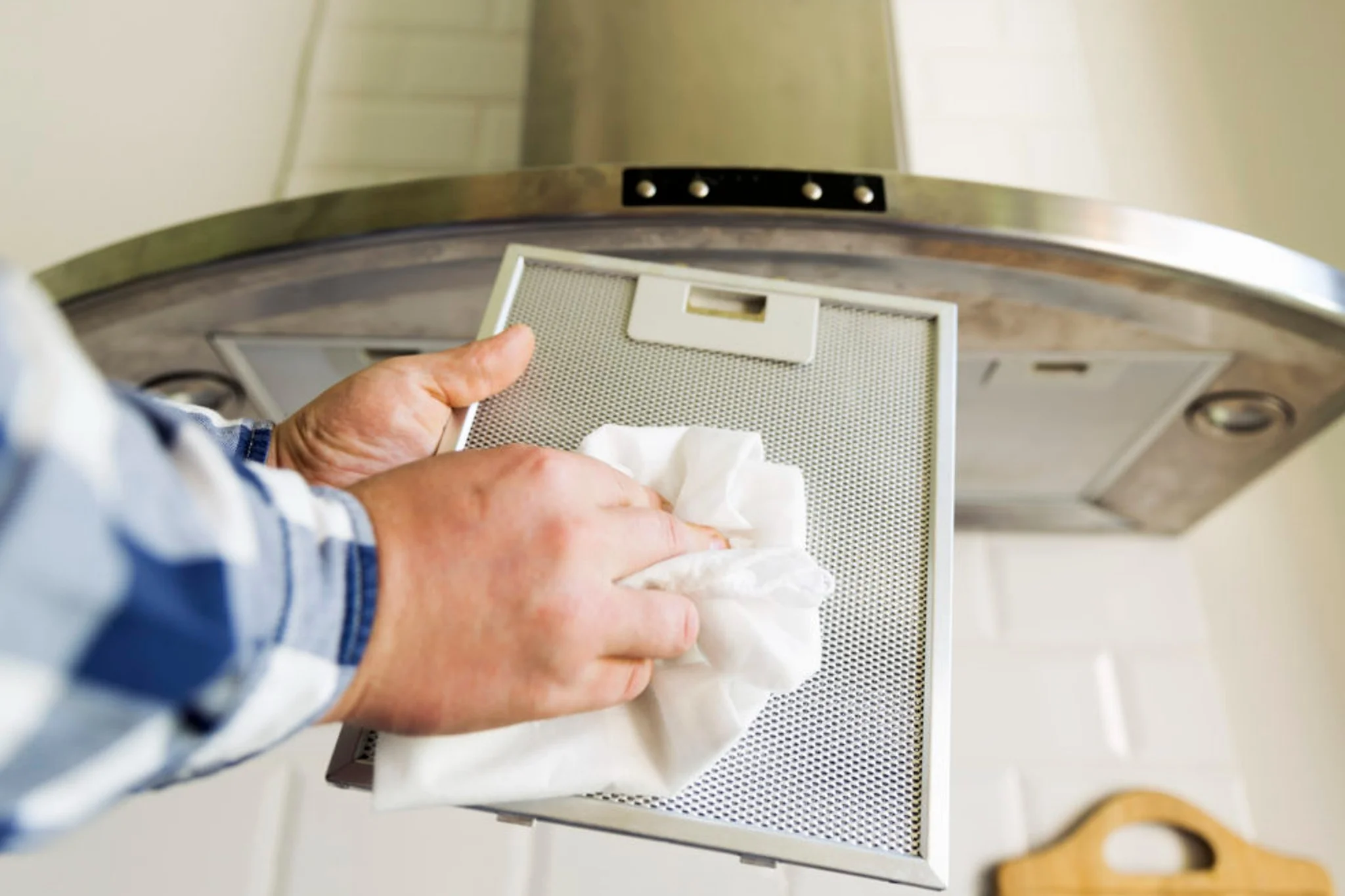 Pulire la cappa della cucina senza fatica: due consigli che facilitano la vita!