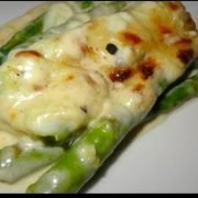 Asparagi gratinati in salsa Mornay: delizia di primavera