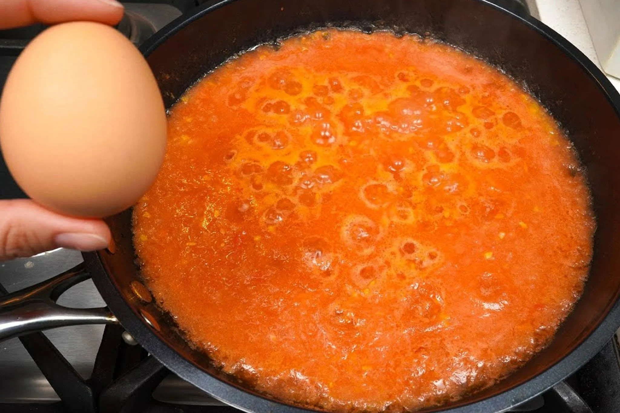 Uova strapazzate greche: un piatto veloce, facile e delizioso per pranzo o cena