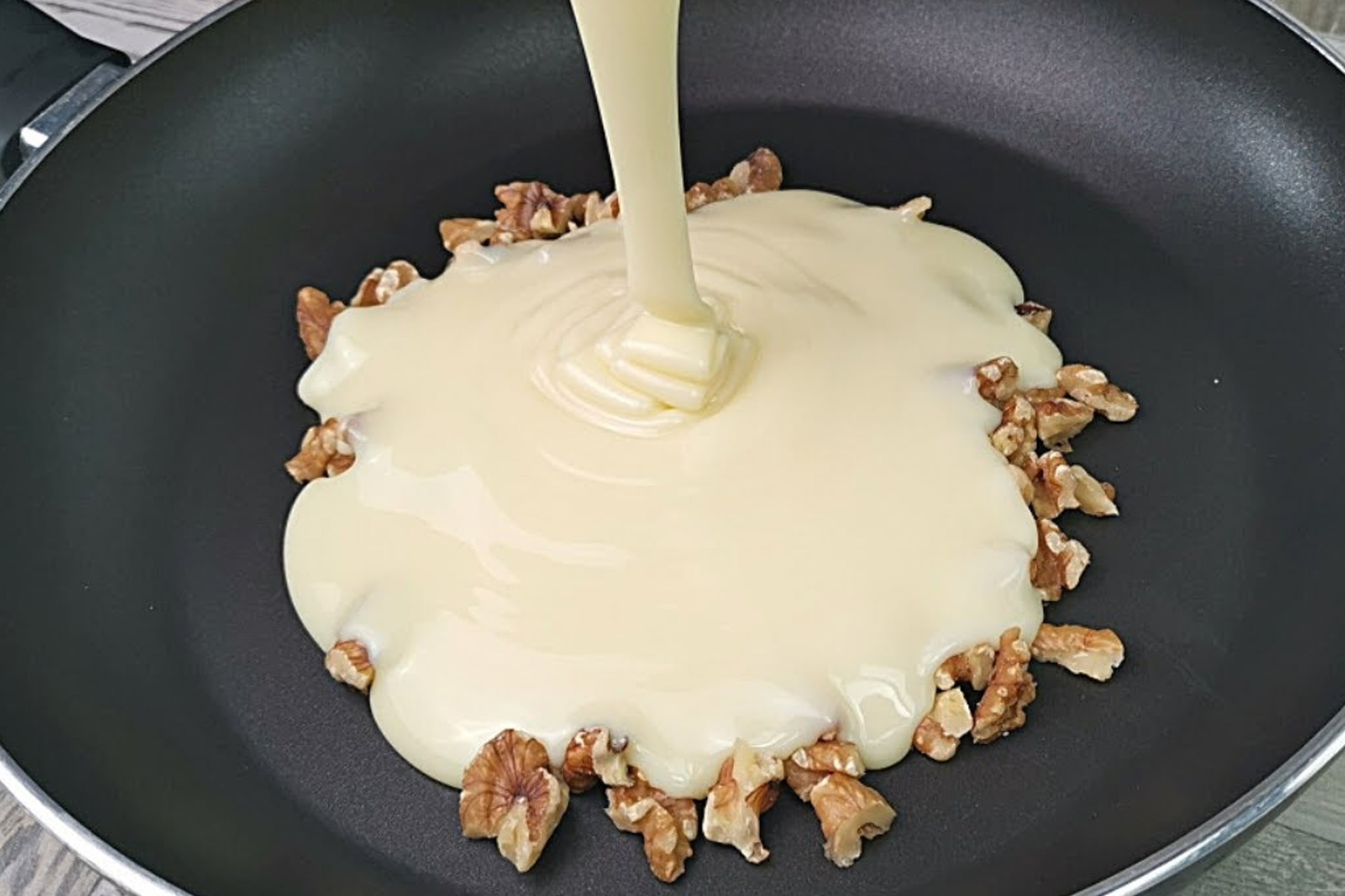 Con il latte condensato e le noci, potete preparare dei pasticcini deliziosi!