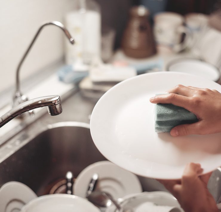 Lavare i piatti velocemente: abbiamo provato a farlo con la candeggina.