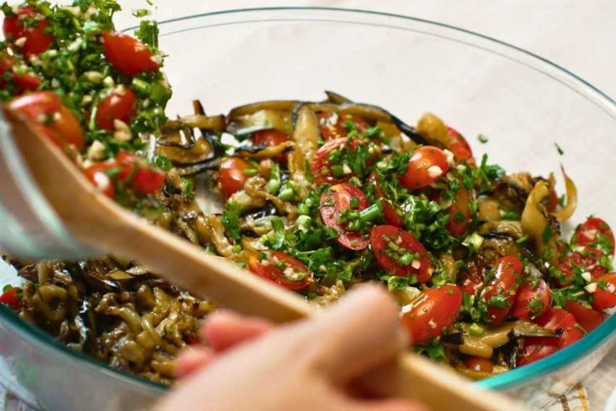 Auberginensalat: ein köstliches Gericht, das in nur 10 Minuten fertig ist