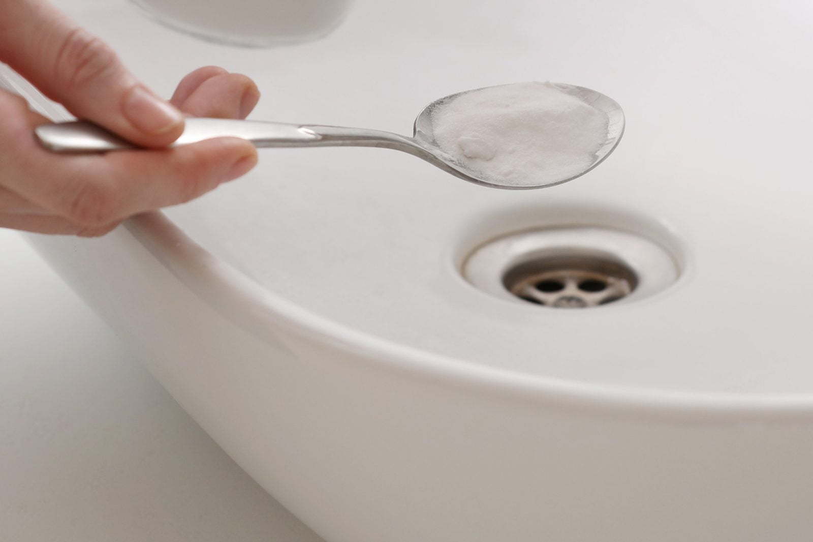 Il trucco negli scarichi per profumare il bagno