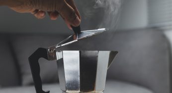 Caffè con la moka: si prepara con il coperchio aperto o chiuso?