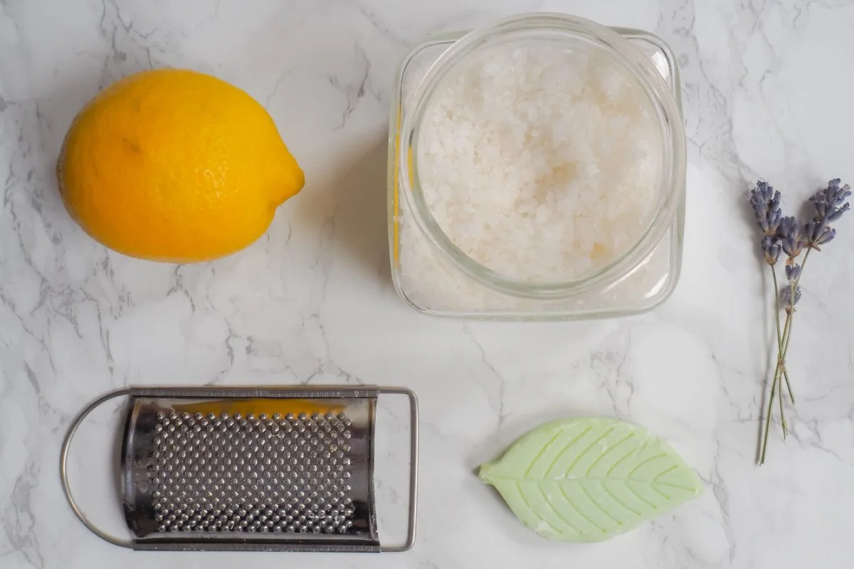 Zitrone und geriebene Seife