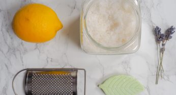 Grattugia 1 limone e del sapone, me lo ha insegnato la mia nonna e funziona sempre!