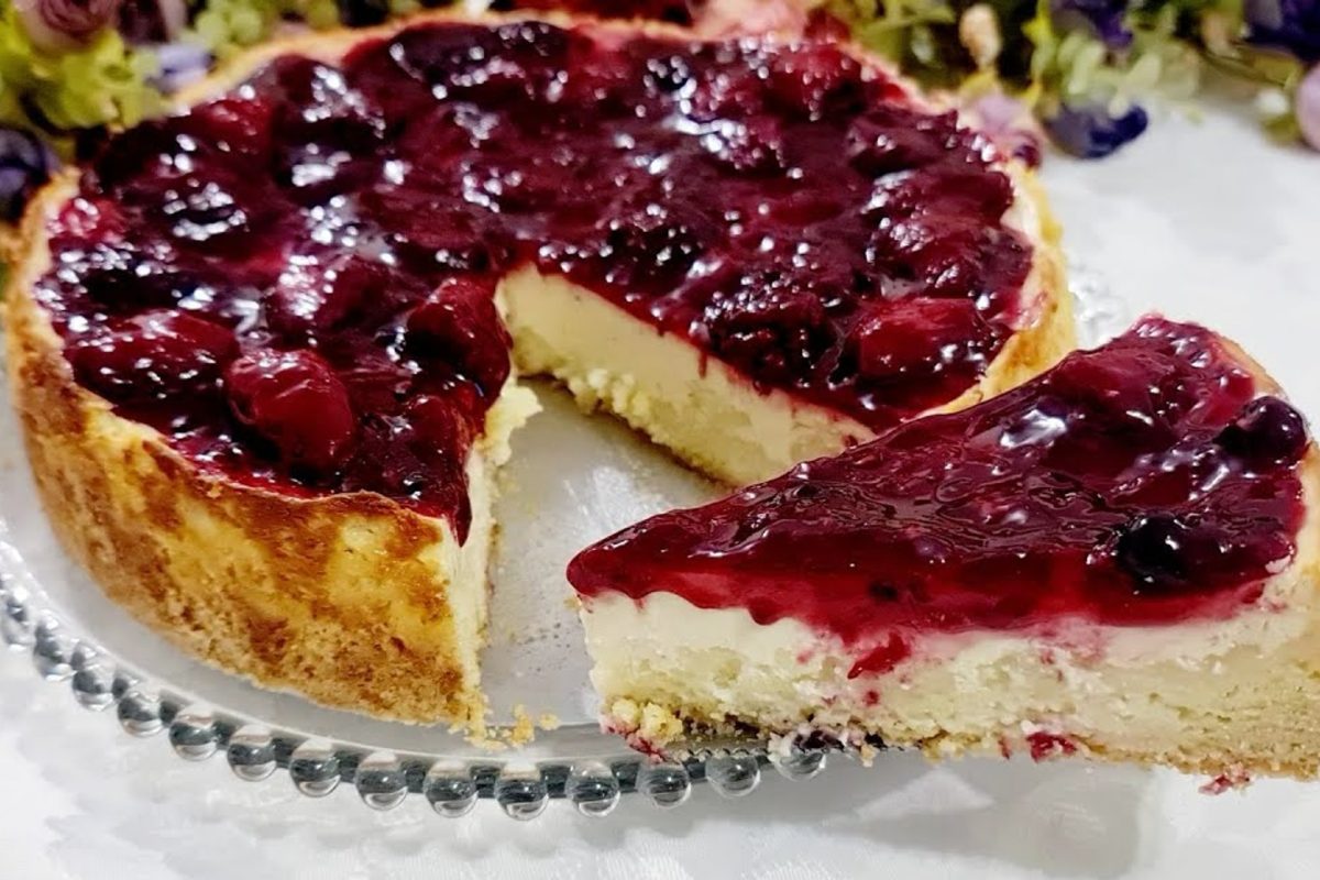 Torta al limone con yogurt e frutti di bosco