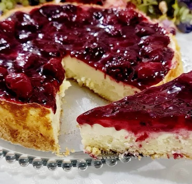 Torta al limone con yogurt e frutti di bosco