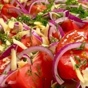 L’insalata di pomodori è più invitante, se la prepari così!