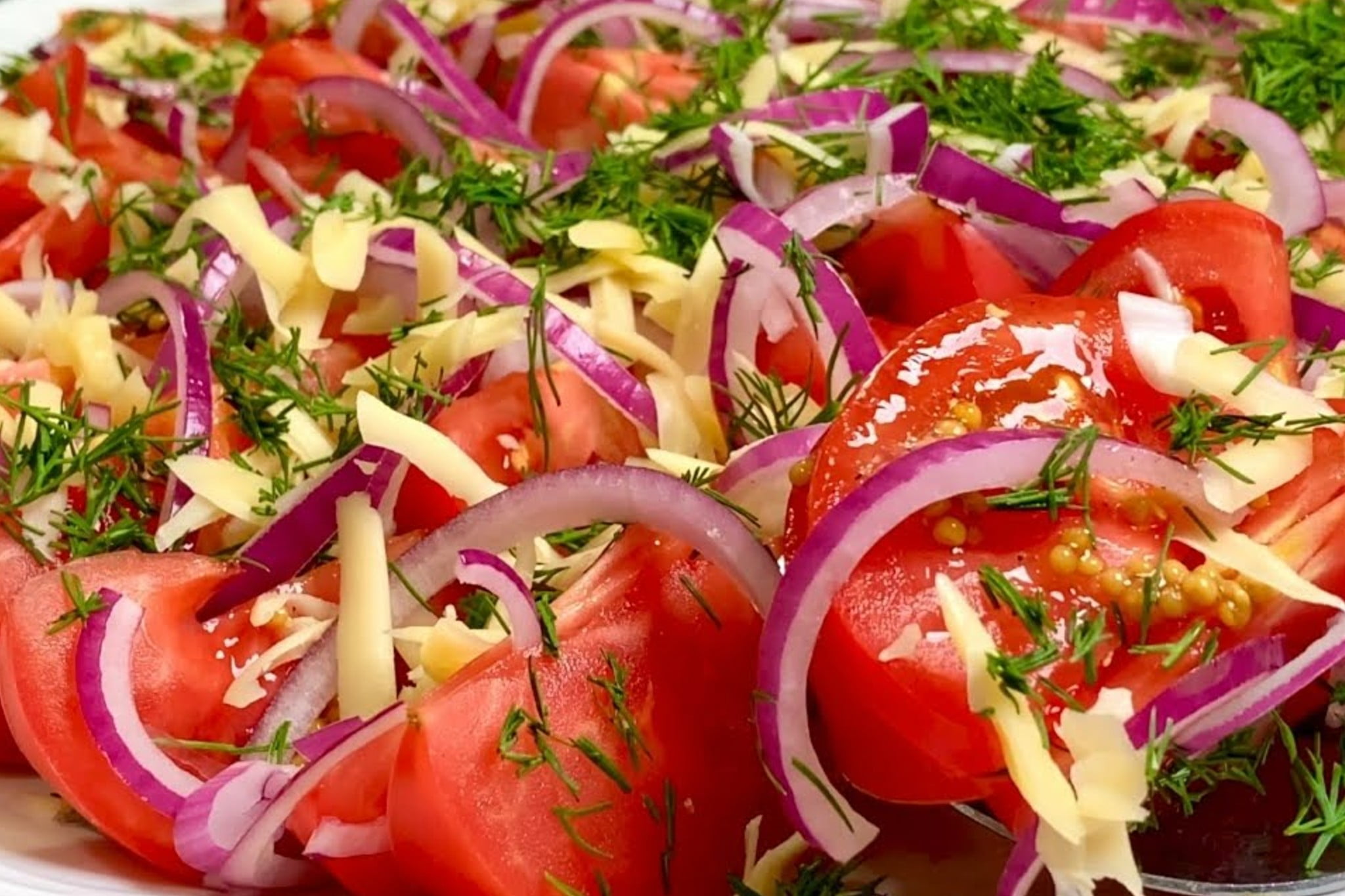 L’insalata di pomodori è più invitante, se la prepari così!