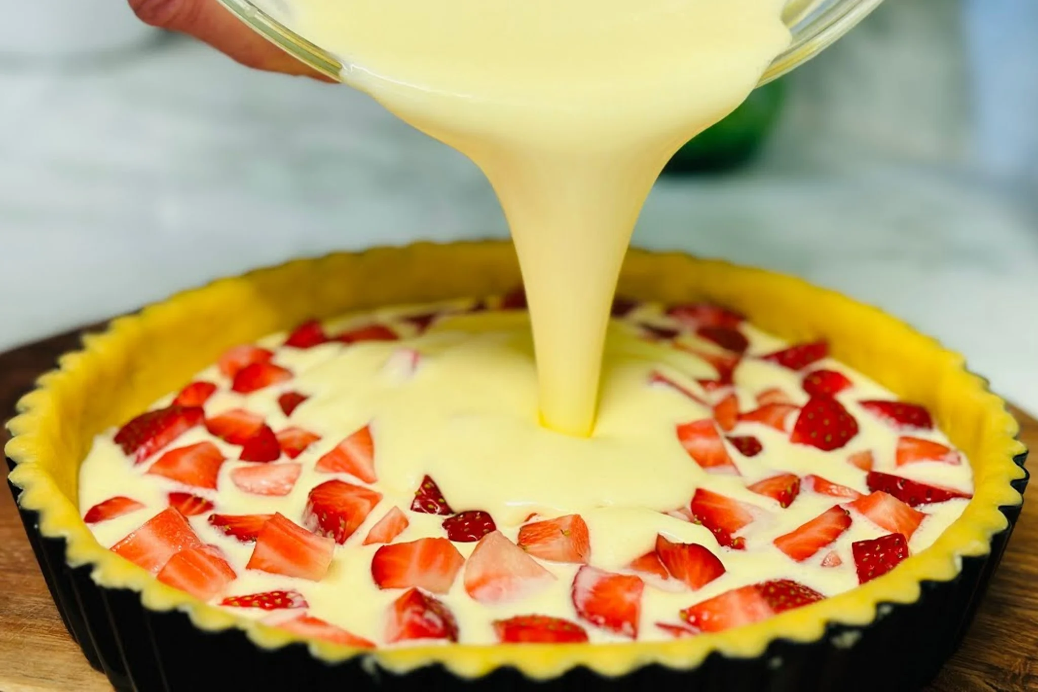 La preparo con una golosa crema alla panna e tante fragole! Buonissima!