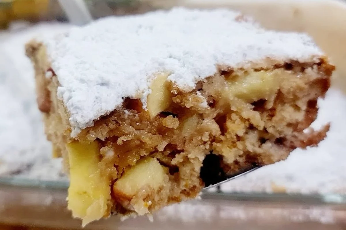 Nur einen Löffel, alles in der Schüssel vermischen und diesen Apfel-Orangen-Kuchen zubereiten