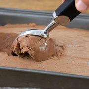 Il mio gelataio mi ha spiegato come fare il gelato al cioccolato con solo 3 ingredienti