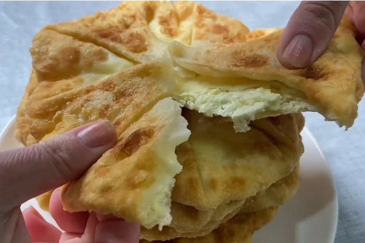 Käse-Focaccia mit Wasser, aber in einer Pfanne gekocht, ohne Hefe.