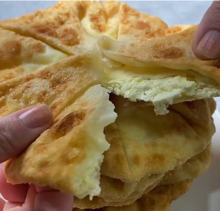 Focaccette al formaggio all’acqua , ma cotte in padella, senza lievito.