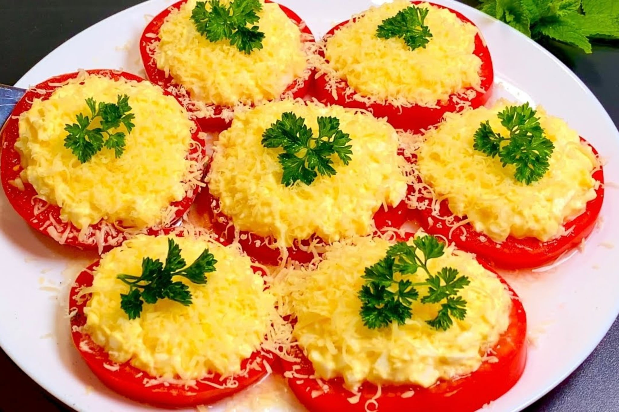 Quando ho ospiti, preparo questo antipasto facilissimo di pomodori golosi