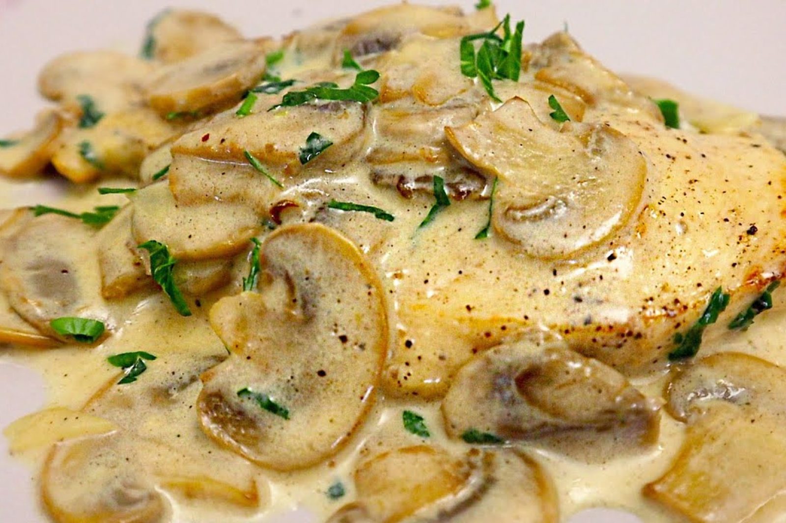 Petto di pollo con funghi in salsa cremosa: delicato e di classe