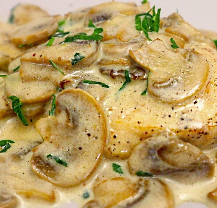 Petto di pollo con funghi in salsa cremosa: delicato e di classe