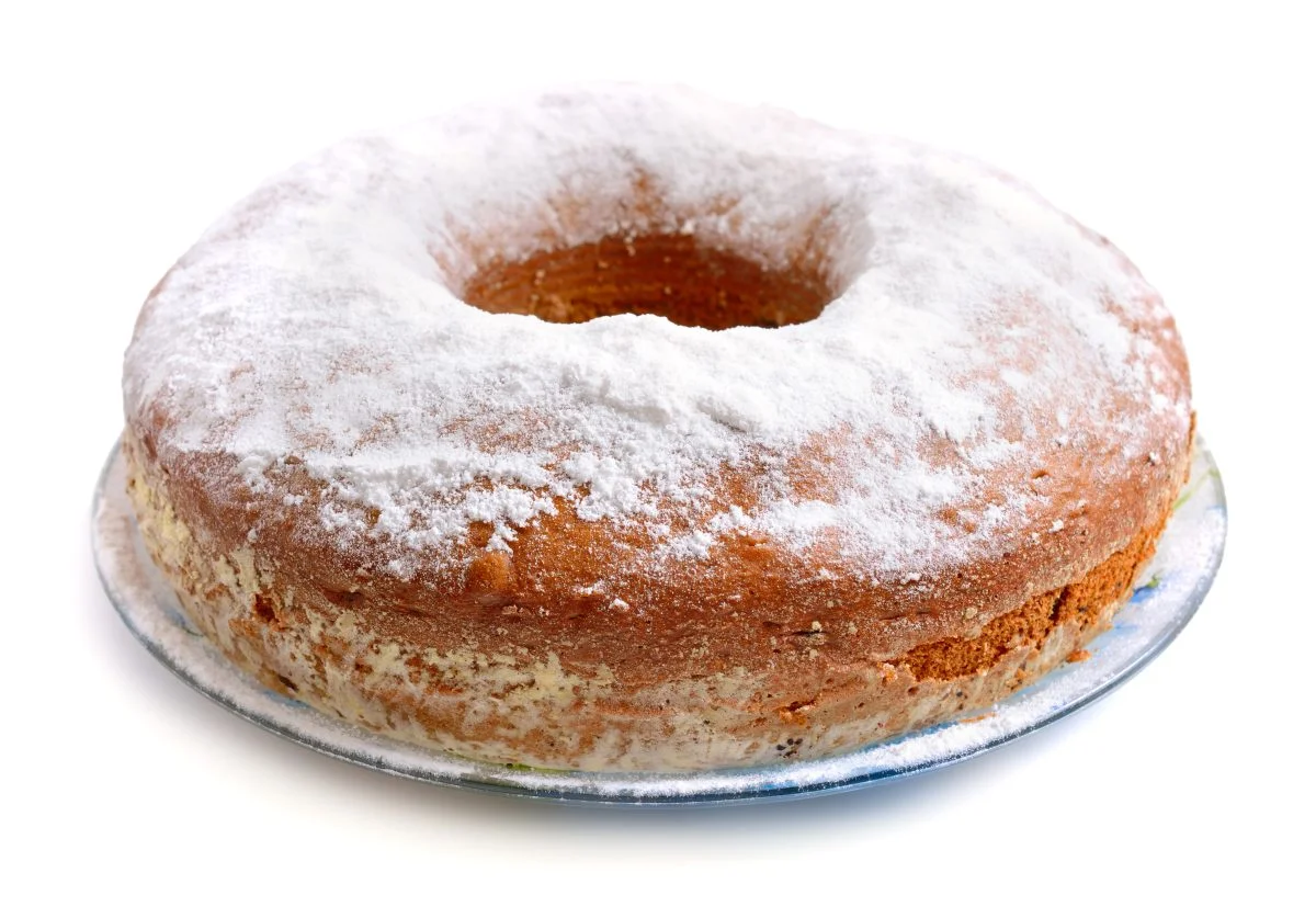 Weißer Gugelhupf mit Eiweiß