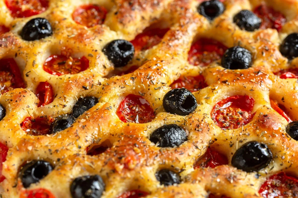 Focaccia mit Oliven und Kirschtomaten