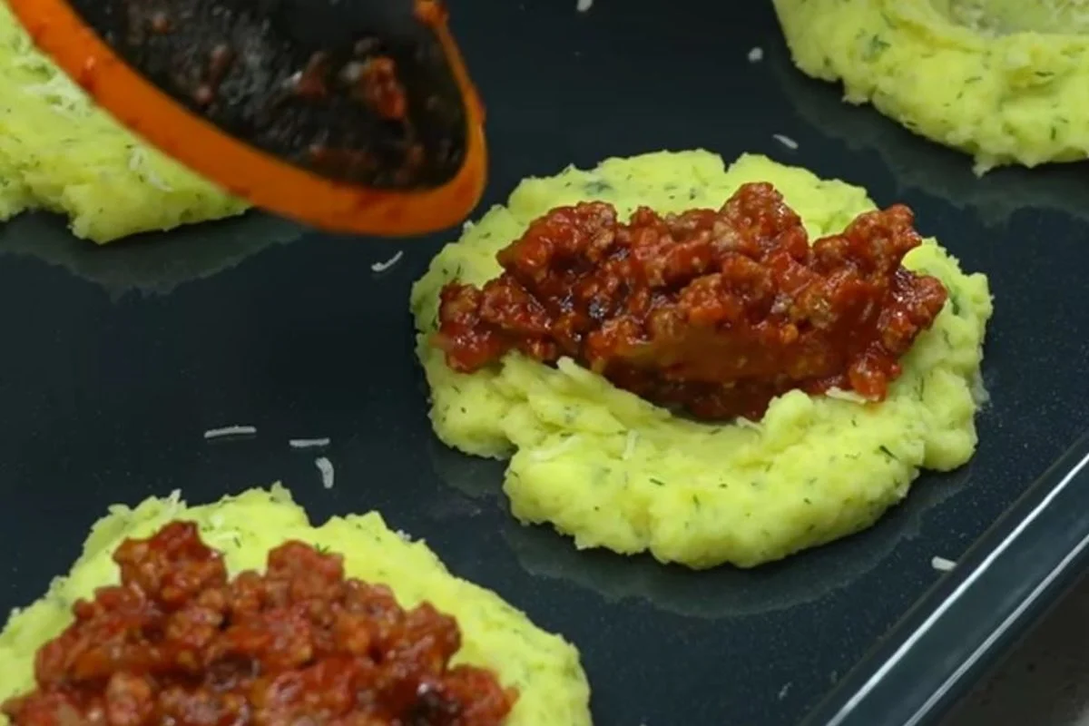 Schiaccio le patate e aggiungo il macinato col pomodoro: Una cena leggera con solo 180 Kcal!