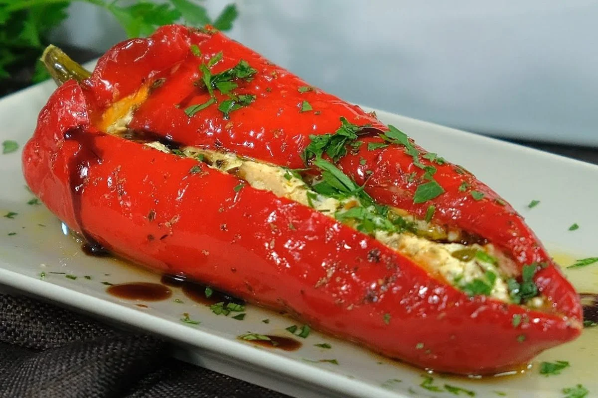 Griechische gefüllte Paprika mit leckerer Feta-Füllung!